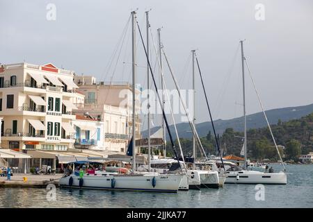 Eine schöne Aufnahme eines Hafens voller Yachten und anderer Boote auf der Insel Hydra, Athness, Griechenland Stockfoto