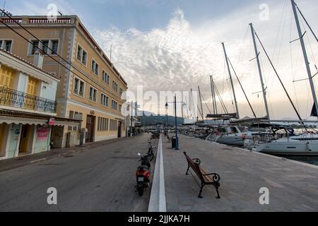 Eine schöne Aufnahme eines Hafens voller Yachten auf der Insel Hydra, Athness, Griechenland Stockfoto