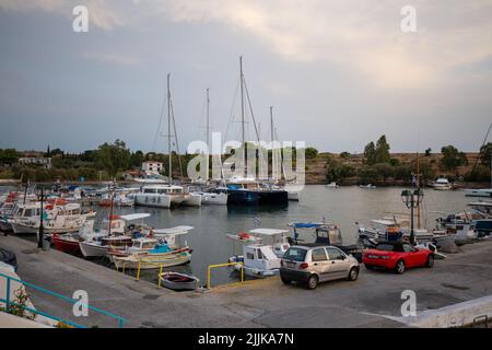 Eine schöne Aufnahme eines Hafens voller Yachten auf der Insel Hydra, Athness, Griechenland Stockfoto