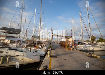 Eine schöne Aufnahme eines Hafens voller Yachten und anderer Boote auf der Insel Hydra, Athness, Griechenland Stockfoto