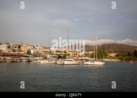 Eine schöne Aufnahme eines Hafens voller Yachten und anderer Boote auf der Insel Hydra, Athness, Griechenland Stockfoto