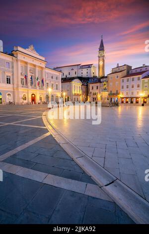 Piran, Slowenien. Stadtbild des schönen Piran, Slowenien bei Sonnenaufgang im Frühling. Stockfoto