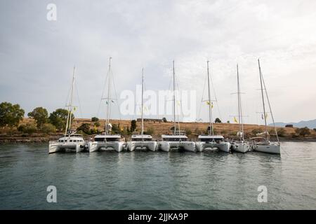 Eine schöne Aufnahme eines Hafens voller Yachten und anderer Boote auf der Insel Hydra, Athness, Griechenland Stockfoto