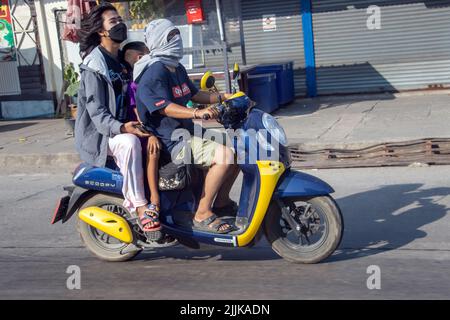 BANGKOK, THAILAND, MÄRZ 19 2022, Eine zwei Frauen fährt Jungen auf einem Motorrad. Stockfoto