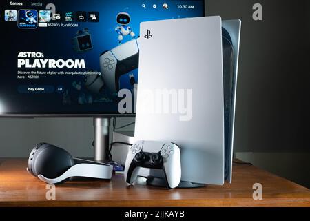 Bangkok, Thailand - 27. Juli 2022: PlayStation 5-Spielkonsole auf einem Tisch. Stockfoto