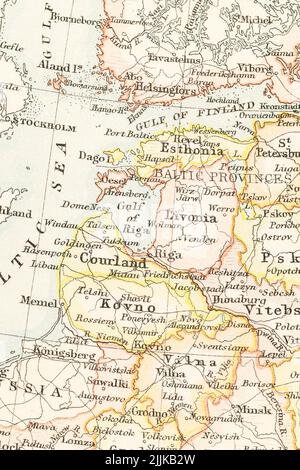 c.1891 Atlaskarte der baltischen Staaten - Estland, Lettland (Livland), Litauen (Kurland, Kurland) - an der Grenze zu Russland + Königsberg und Suwalki Gap. Stockfoto