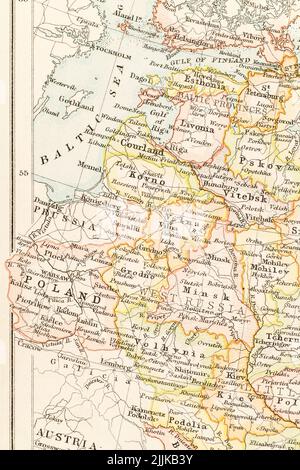 c.1891 Atlaskarte der baltischen Staaten - Estland, Lettland (Livland), Litauen (Kurland, Kurland) - an der Grenze zu Russland + Polen & Königsberg & Suwalki Gap. Stockfoto