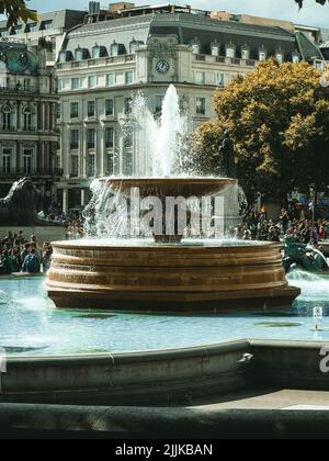 Ein Foto des Brunnens des Trafalgar Square in London, Großbritannien Stockfoto