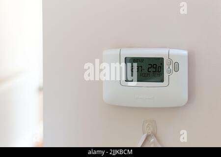 Home thermostat showing 29 degree celcius temperature Stockfoto