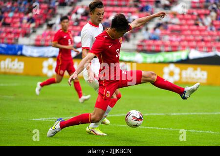 Toyota, Japan. 27.. Juli 2022. Wu Shaocong (Front) aus China konkurriert mit Matthew Elliot Orr Wing Kai aus Chinas Hongkong während des Männermatches zwischen China und Chinas Hongkong bei der Ostasiatischen Fußballföderation E-1 Football Championship 2022 in Toyota City in der Präfektur Aichi, Japan, am 27. Juli 2022. Quelle: Zhang Xiaoyu/Xinhua/Alamy Live News Stockfoto