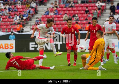 Toyota, Japan. 27.. Juli 2022. Matthew Elliot Orr Wing Kai (2. L) von Chinas Hongkong schießt während des Männermatches zwischen China und Chinas Hongkong bei der 2022 East Asian Football Federation E-1 Football Championship in Toyota City, Präfektur Aichi, Japan, am 27. Juli 2022. Quelle: Zhang Xiaoyu/Xinhua/Alamy Live News Stockfoto
