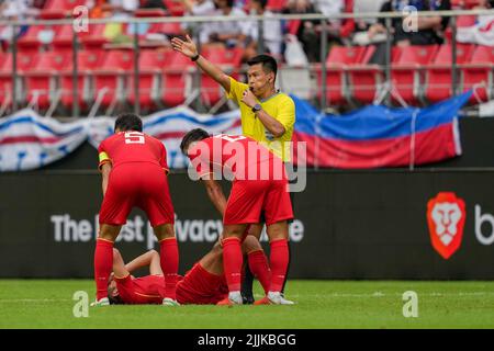 Toyota, Japan. 27.. Juli 2022. HE Yupeng (unten) aus China bekommt einen Krampf in seinem Bein während des Männermatches zwischen China und dem chinesischen Hongkong bei der Ostasiatischen Fußballföderation E-1 Football Championship 2022 in Toyota City in der Präfektur Aichi, Japan, am 27. Juli 2022. Quelle: Zhang Xiaoyu/Xinhua/Alamy Live News Stockfoto