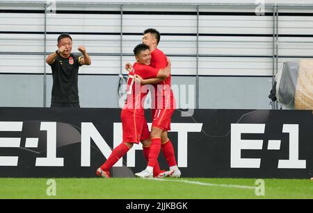 Toyota, Japan. 27.. Juli 2022. Tan Long (R) aus China feiert sein Tor mit seinem Teamkollegen Fang Hao während des Männermatches zwischen China und dem chinesischen Hongkong bei der 2022 East Asian Football Federation E-1 Football Championship in Toyota City, Präfektur Aichi, Japan, am 27. Juli 2022. Quelle: Zhang Xiaoyu/Xinhua/Alamy Live News Stockfoto