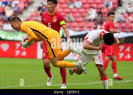 Toyota, Japan. 27.. Juli 2022. Chinas Torhüter Han Jiaqi wird am 27. Juli 2022 von Sun Ming Him aus dem chinesischen Hongkong während des Männermatches zwischen China und dem chinesischen Hongkong bei der Fußball-Europameisterschaft des Ostasiatischen Fußballverbands E-1 in Toyota City in der Präfektur Aichi, Japan, 2022 gestillt. Quelle: Zhang Xiaoyu/Xinhua/Alamy Live News Stockfoto