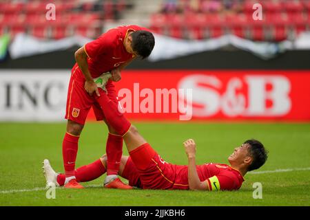 Toyota, Japan. 27.. Juli 2022. Zhu Chenjie (R) aus China bekommt einen Krampf in seinem Bein während des Männermatches zwischen China und dem chinesischen Hongkong bei der 2022 East Asian Football Federation E-1 Football Championship in Toyota City der Präfektur Aichi, Japan, am 27. Juli 2022. Quelle: Zhang Xiaoyu/Xinhua/Alamy Live News Stockfoto