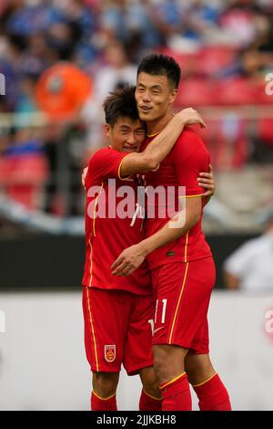 Toyota, Japan. 27.. Juli 2022. Chen Guokang (L) aus China umarmt seinen Teamkollegen Tan, lange nachdem er am 27. Juli 2022 in Toyota City, Präfektur Aichi, Japan, das Männerspiel zwischen China und dem chinesischen Hongkong bei der E-1-Fußballmeisterschaft des Ostasiatischen Verbands 2022 gewonnen hatte. Quelle: Zhang Xiaoyu/Xinhua/Alamy Live News Stockfoto