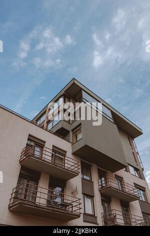 Eine vertikale Aufnahme von Wohngebäuden in Vilnius, Litauen Stockfoto