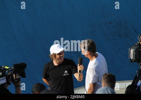 Ein Skater Tony Hawk, der von einem Journalisten im Bondi Skatepark interviewt wurde Stockfoto