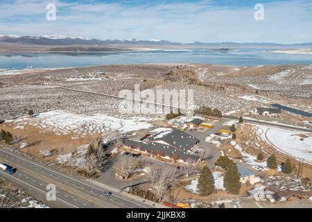 Eine Luftaufnahme der Lee Vining High School mit Mono Lake, der sich über den Hintergrund erstreckt. Stockfoto