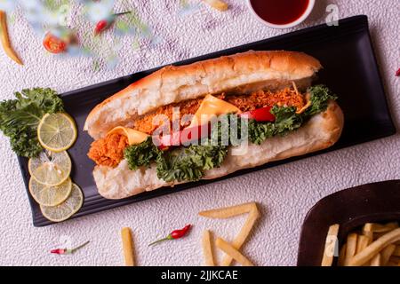 Burritos knusprige Hähnchenpackungen mit Hackfleisch, Bohnen und Gemüse. Mexikanisches Gericht. Platz zum Kopieren. Stockfoto