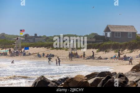 Menschen, die den Strand und das Meer in Ditch Plains genießen Stockfoto
