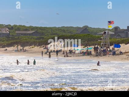 Menschen, die den Strand und das Meer in Ditch Plains genießen Stockfoto