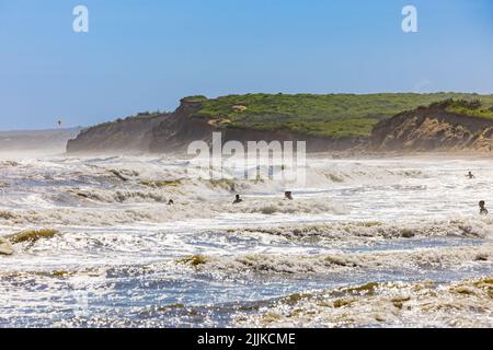 Menschen, die den Strand und das Meer in Ditch Plains genießen Stockfoto