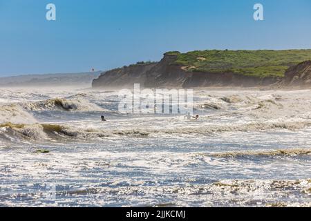 Menschen, die den Strand und das Meer in Ditch Plains genießen Stockfoto