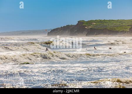 Menschen, die den Strand und das Meer in Ditch Plains genießen Stockfoto