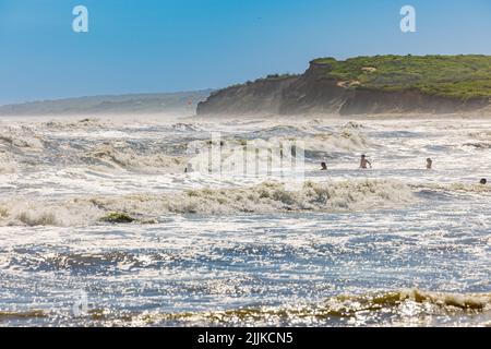 Menschen, die den Strand und das Meer in Ditch Plains genießen Stockfoto