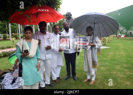 Ost-Delhi, Ost-Delhi, Indien. 27.. Juli 2022. 19 Oberhaus suspendiert Mitglied des parlaments sitzt vor dem Vater der Nation mahatma gandhi Statue Inparament House, während der laufenden parlament Häuser beide Sitzung aus Protest, in Neu-Delhi, Indien, am Mittwoch (Foto: © Ravi Batra/ZUMA Press Wire) Stockfoto