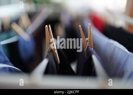 Der selektive Fokus-Shot wird zum Trocknen auf die Kleidung gesteckt Stockfoto