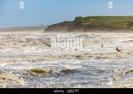 Menschen, die den Strand und das Meer in Ditch Plains genießen Stockfoto