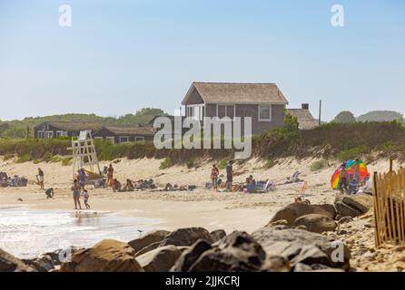 Menschen, die den Strand und das Meer in Ditch Plains genießen Stockfoto