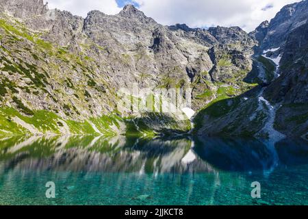 Black Lake ist ein Bergsee auf der polnischen Seite des Berges Rysy in der Tatra Stockfoto