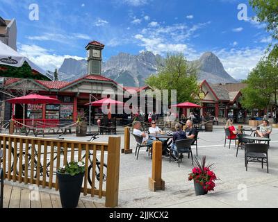 Eine Gruppe von Touristen, die Erfrischungen auf einer Straßenterrasse in Canmore, Alberta, genießen Stockfoto