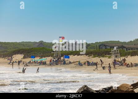 Menschen, die den Strand und das Meer in Ditch Plains genießen Stockfoto