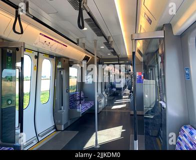 Reading, UK. 24.. Juli 2022. Ein Zug der Elizabeth Line am Bahnhof Reading. Mehr als 40.000 Bahnarbeiter werden am Mittwoch, den 27.. Juli 2022, wegen ihres Lohnes streiken. Quelle: Maureen McLean/Alamy Stockfoto