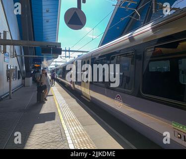 Reading, UK. 24.. Juli 2022. Ein Zug der Elizabeth Line am Bahnhof Reading. Mehr als 40.000 Bahnarbeiter werden am Mittwoch, den 27.. Juli 2022, wegen ihres Lohnes streiken. Quelle: Maureen McLean/Alamy Stockfoto