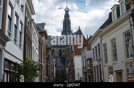 Seitenaufnahme von einer Straße der großen Kirche (Grote Kerk), die auch Sint Bavokerk auf dem großen Markt (Grote markt) in Haarlem genannt wird Stockfoto