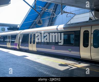 Reading, UK. 24.. Juli 2022. Ein Zug der Elizabeth Line am Bahnhof Reading. Mehr als 40.000 Bahnarbeiter werden am Mittwoch, den 27.. Juli 2022, wegen ihres Lohnes streiken. Quelle: Maureen McLean/Alamy Stockfoto