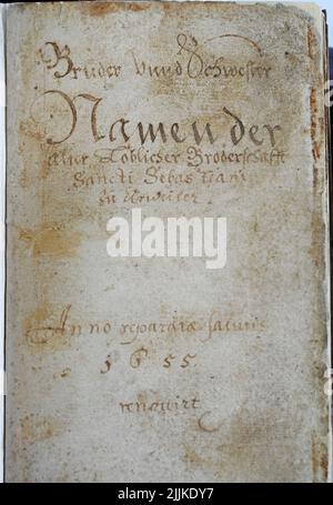 Mainz, Deutschland. 27.. Juli 2022. Die Titelseite des historischen Seelenbuchs der St.-Sebastianus-Bürger-Schützengemeinde Ahrweiler. Das Buch mit den Namen der Mitglieder wurde bei der Hochwasserkatastrophe vom 14./15. Juli 2021 vollständig verstummt und wurde nun mit Mitteln des Landes Rheinland-Pfalz restauriert. Quelle: Peter Zschunke/dpa-Zentralbild/dpa/Alamy Live News Stockfoto