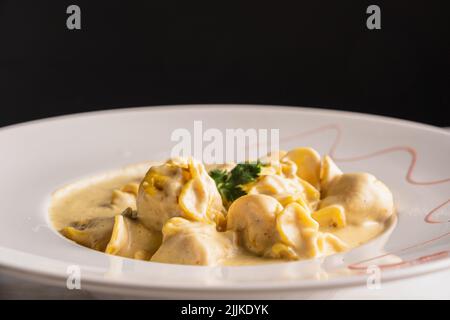 Eine köstliche italienische Ravioli-Pasta auf einem Holztisch Stockfoto