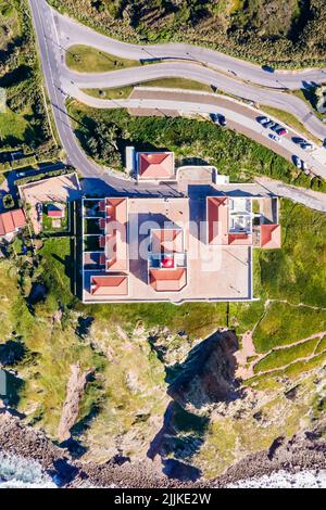 Eine vertikale Luftdrohnenaufnahme von Cabo da Roca in Portugal, Lissabon an einem Sommertag Stockfoto