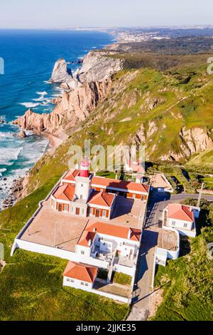 Eine vertikale Luftdrohnenaufnahme von Cabo da Roca in Portugal, Lissabon an einem Sommertag Stockfoto