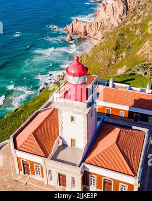 Eine vertikale Drohnenaufnahme von Cabo da Roca in Lissabon, Portugal an einem Sommertag Stockfoto