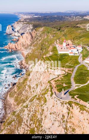 Eine vertikale Luftdrohnenaufnahme von Cabo da Roca in Portugal, Lissabon an einem Sommertag Stockfoto