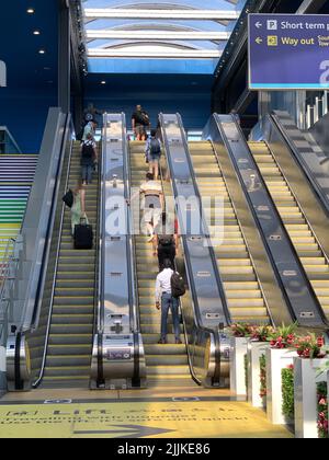 Reading, UK. 24.. Juli 2022. Rolltreppen an der Reading Station. Ein Zug der Elizabeth Line am Bahnhof Reading. Mehr als 40.000 Bahnarbeiter werden am Mittwoch, den 27.. Juli 2022, wegen ihres Lohnes streiken. Quelle: Maureen McLean/Alamy Stockfoto