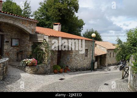Seitenansicht eines alten Hauses in einer kleinen Stadt, Leiria, Portugal Stockfoto