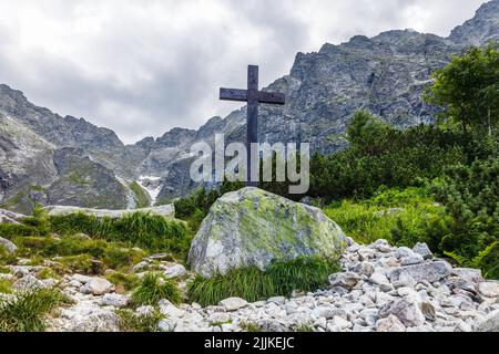 Das Kreuz auf dem Gipfel der Hohen Tatra Stockfoto